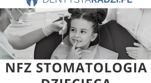 Uśmiechnięta dziewczynka u dentysty. Specjalista wykonuje lapisowanie zębów, dbając o zdrowie malucha. NFZ stomatologia dziecięca.