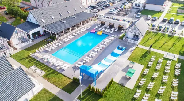 Idealny holiday park & resort gdzie najlepiej? Basen, zjeżdżalnia, leżaki i mnóstwo zieleni. Wakacje na raty od 3 do 12 niskich rat!