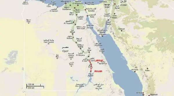 Mapa Egiptu i okolic. Na wschodzie widać Morze Czerwone, a na zachodzie pustynię. Na północy znajduje się Morze Śródziemne. Graniczy z Egiptem Izrael, Jordania i Sudan.