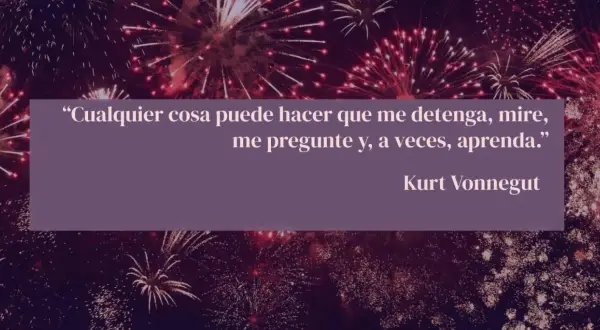 Fuegos artificiales iluminan la noche, acompañando frases de superación personal. Kurt Vonnegut nos enseña a aprender de todo.