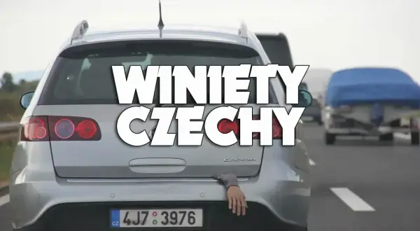 Ręka wystająca z bagażnika samochodu na autostradzie w Czechach. Napis "Winiety Czechy" sugeruje podróż.