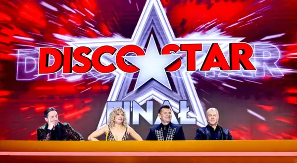 Czterech jurorów siedzi za stołem, a nad nimi logo "Disco Star Finał". To oni decydują o tym, które piosenki trafią do finałowego odcinka.