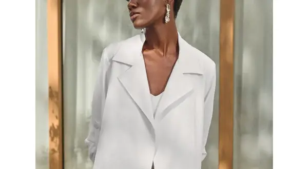 Elegancka biała marynarka Joseph Ribkoff, idealna do letnich stylizacji. Modelka prezentuje ją z subtelną bluzką.