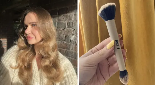 Une femme au teint lumineux pose à côté d'un pinceau REFY. Quel pinceau pour fond de teint choisir pour un fini naturel ?