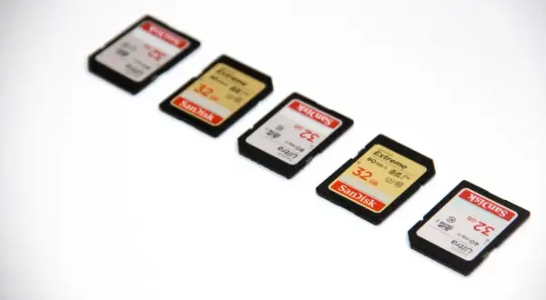 Cinque schede SD SanDisk da 32 GB disposte in diagonale. Utili per espandere la memoria di dispositivi, scopri cos'è una scheda SD.