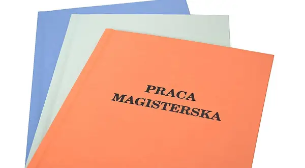 Trzy okładki prac magisterskich w różnych kolorach: pomarańczowa, jasnoszara i niebieska. Określają cel i zakres pracy.