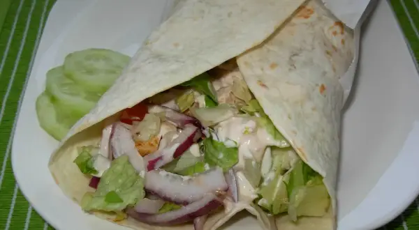 Pyszny kebab w tortilli z kurczakiem, warzywami i sosem. Idealny sposób, jak zrobić kebab w tortilli w domu.