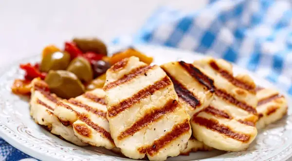 Czy halloumi jest zdrowy? Odkryj jego korzyści i zagrożenia zdrowotne