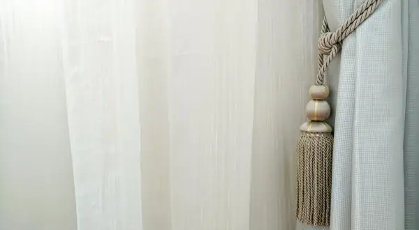 Eleganckie chwosty do zasłon jak zamontować? Zobacz, jak sznur ozdobny z frędzlem pięknie podkreśla zasłonę.