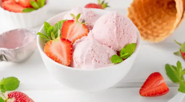Un bol de glace à la fraise facile et rapide, garni de fraises fraîches et de menthe. Parfait pour une pause gourmande.