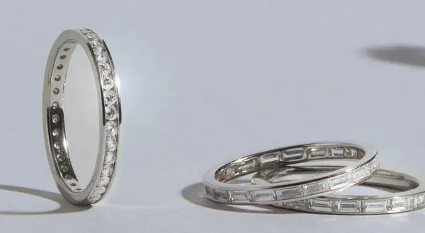 Anillos de oro blanco o plata con diamantes. ¿Cómo saber si es oro blanco o plata? Estos anillos son un ejemplo de cómo distinguir entre metales preciosos.