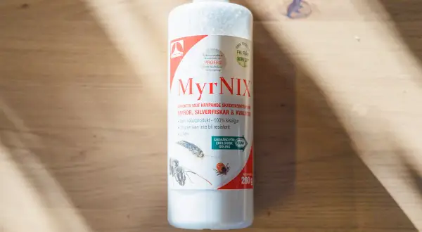 Flaska med MyrNIX, ett naturprodukt baserat på kiselgur, effektivt mot krypande skadeinsekter.