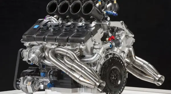Potężny silnik Volvo 4.4 V8 Yamaha z czterema wlotami powietrza i błyszczącymi kolektorami wydechowymi.