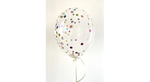 Przezroczysty balon wypełniony kolorowym konfetti.