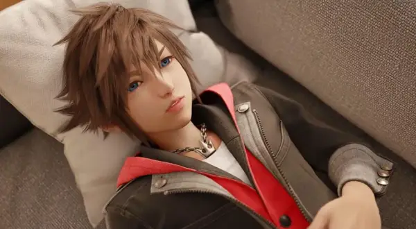 Sora, protagonista de Kingdom Hearts IV, descansa en un sofá, con su icónica cadena de corona visible.