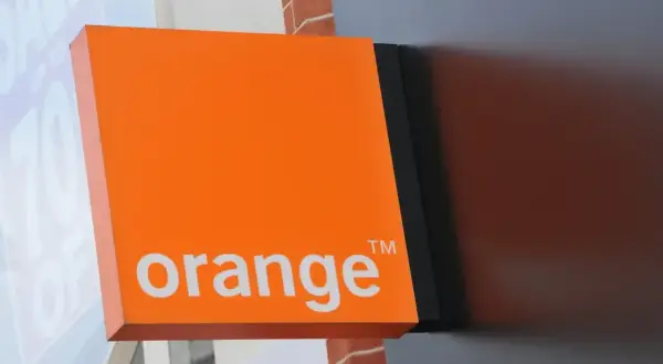 Pomarańczowy szyld Orange z logo. Chcesz wiedzieć, jak sprawdzić stan konta Orange?