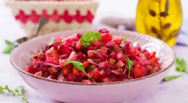 Czym zastąpić granat w sałatce? Proste zamienniki dla idealnego smaku