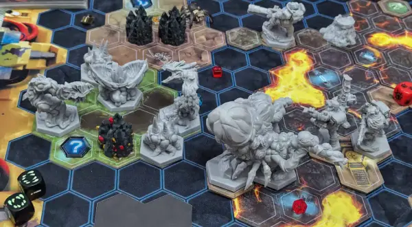 Das **Deep Rock Galactic Brettspiel** zeigt eine spannende Szene mit Zwergen-Miniaturen, Monstern und Würfeln auf einem hexagonalen Spielfeld.