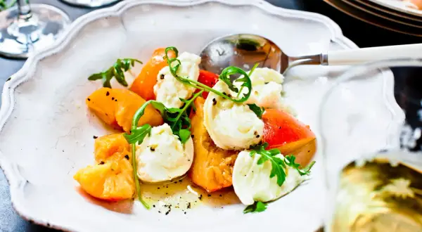 En krämig burrata med saftiga tomater och ruccola, perfekt för en gravid mage som längtar efter något gott.