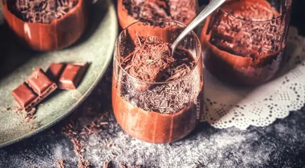 Lücklich, dass es **Mousse au Chocolat ohne Ei** gibt! Diese Schokoladen-Traum wird in Gläsern serviert und mit Schokostreuseln verziert.