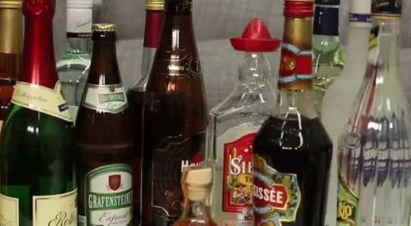 Eine Auswahl an Flaschen, darunter Sekt. Wer auf die flasche sekt kalorien achtet, sollte die Auswahl genau prüfen.