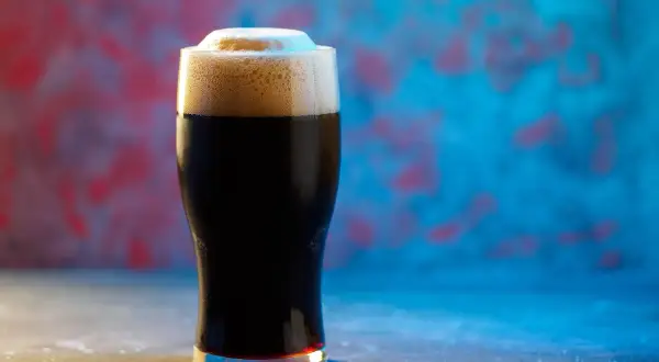 Un bicchiere di stout, birra scura dal gusto intenso. Il suo significato è robustezza e sapore deciso.