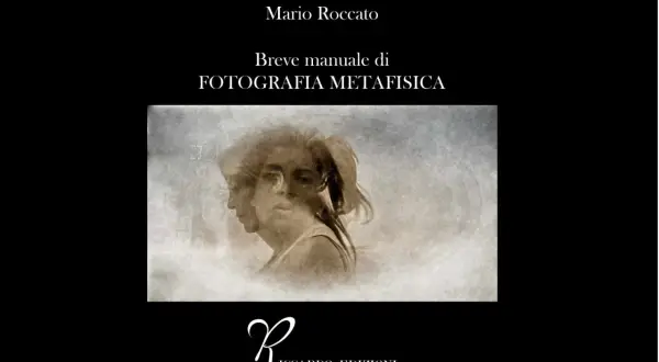 Volti sovrapposti in una **fotografia metafisica** che evoca mistero e introspezione. Mario Roccato, Breve manuale di FOTOGRAFIA METAFISICA.