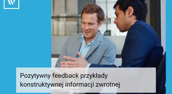 Dwóch mężczyzn w garniturach rozmawia, omawiając pozytywny feedback przykłady konstruktywnej informacji zwrotnej.