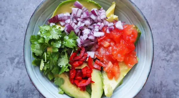 Guacamole w 5 minut: Prosty przepis, idealne awokado, zero brązowienia