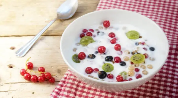 Schüssel mit Quark und Beeren, ein einfaches Quarkspeise Rezept für den Sommer.