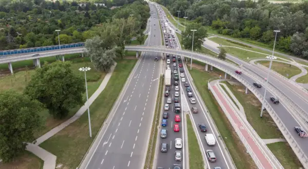 Korek na drodze, samochody stoją w korku. Informacje drogowe Leżajsk.