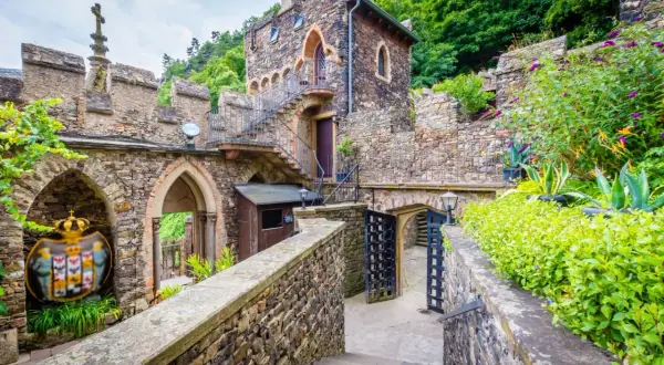 Versteckte Burg mit Wappen und Treppen, ein echter Geheimtipp für Bonn.