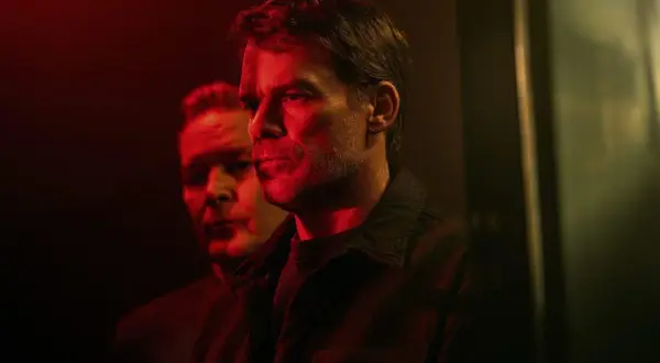 Mörka skuggor och rött ljus omfamnar Dexter i Sverige. En ny era för Dexter: Resurrection Sverige.