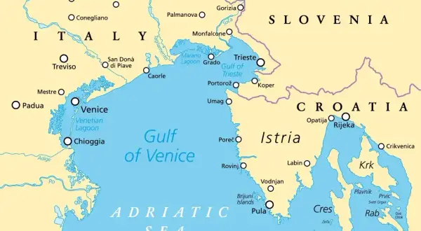 Mapa północnej Chorwacji i wybrzeża Adriatyku. Widoczne miasta takie jak Pula, Rijeka, Opatija, Rovinj, Poreč, Umag, Cres, Rab, Krk, Pag – to ciekawe chorwackie atrakcje.