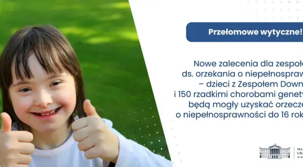 Uśmiechnięta dziewczynka z Zespołem Downa pokazuje kciuk w górę. Nowe wytyczne określają, na jakie choroby można dostać orzeczenie o niepełnosprawności.
