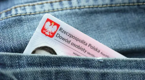 Polski dowód osobisty wsuwany do kieszeni dżinsów. Czy można wziąć kredyt na zastrzeżony dowód?
