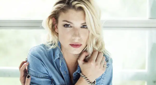 Emma Marrone, con un look casual in camicia di jeans, sguardo intenso e un bracciale che ricorda i testi de "L'amore non mi basta".