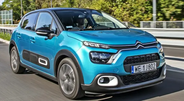 Niebieski Citroen C3 w ruchu. Sprawdź atrakcyjną cenę tego miejskiego auta!
