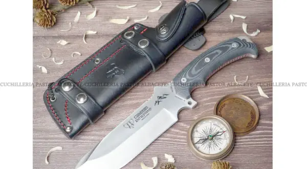 Cuchillo Cudeman Entresierras con funda de cuero, brújula y detalles de naturaleza. Ideal para aventuras.