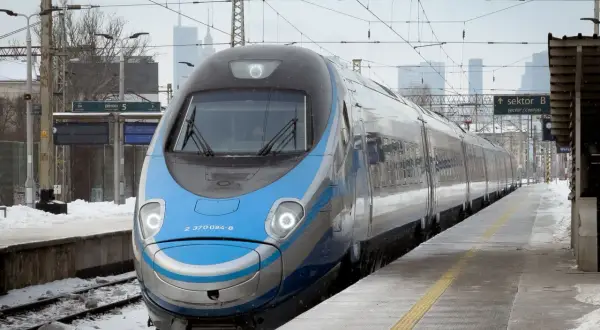Nowoczesne pendolino w Polsce, gotowe do podróży przez zimowy krajobraz.