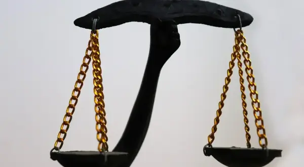 Waga sprawiedliwości symbolizuje rozważania o tym, ile wynosi wynagrodzenie dla opiekuna prawnego.