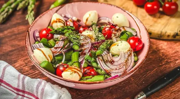 Ein bunter Salat mit Spargel, Tomaten, Mozzarella und roten Zwiebeln, beträufelt mit Balsamico. Dieser weltbester Spargelsalat ist ein Genuss!
