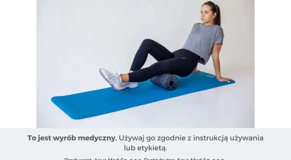 Kobieta wykonuje ćwiczenia rehabilitacyjne na kolana z użyciem rollera.