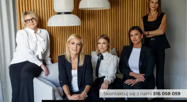 Pięć kobiet w eleganckich strojach, gotowych pomóc w sprawach spadkowych, w tym **dziedziczenie ustawowe**.