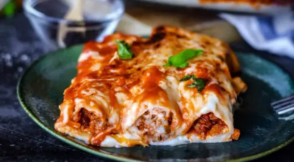Herzhaft gefüllte Cannelloni mit Tomatensauce und geschmolzenem Käse, ein köstliches Cannelloni Rezept.
