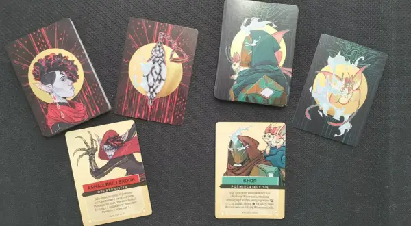 Kilka kart do gry z ilustracjami postaci fantasy i tekstem w języku polskim.