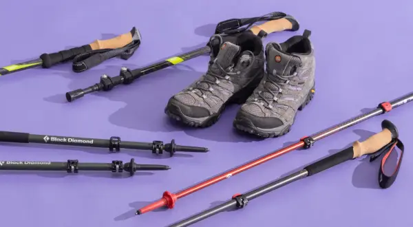 Bottes de randonnée et bâtons variés, illustrant la différence entre bâton de randonnée et marche nordique.