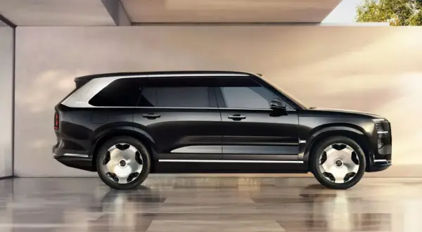 Elegancki, czarny SUV Zeekr 9X z dwukolorowym nadwoziem i unikalnymi felgami stoi w nowoczesnym wnętrzu.