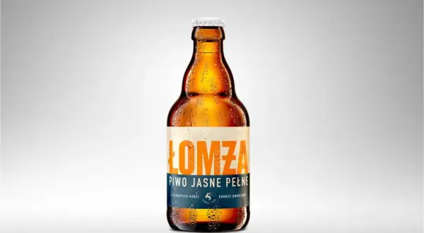 Chłodny piwny baczek Łomża, orzeźwiający, zroszony, gotowy do degustacji.