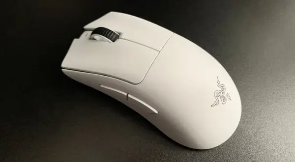 Biała myszka Razer DeathAdder V4 Pro na czarnym tle. Ergonomiczny kształt i logo węża.
